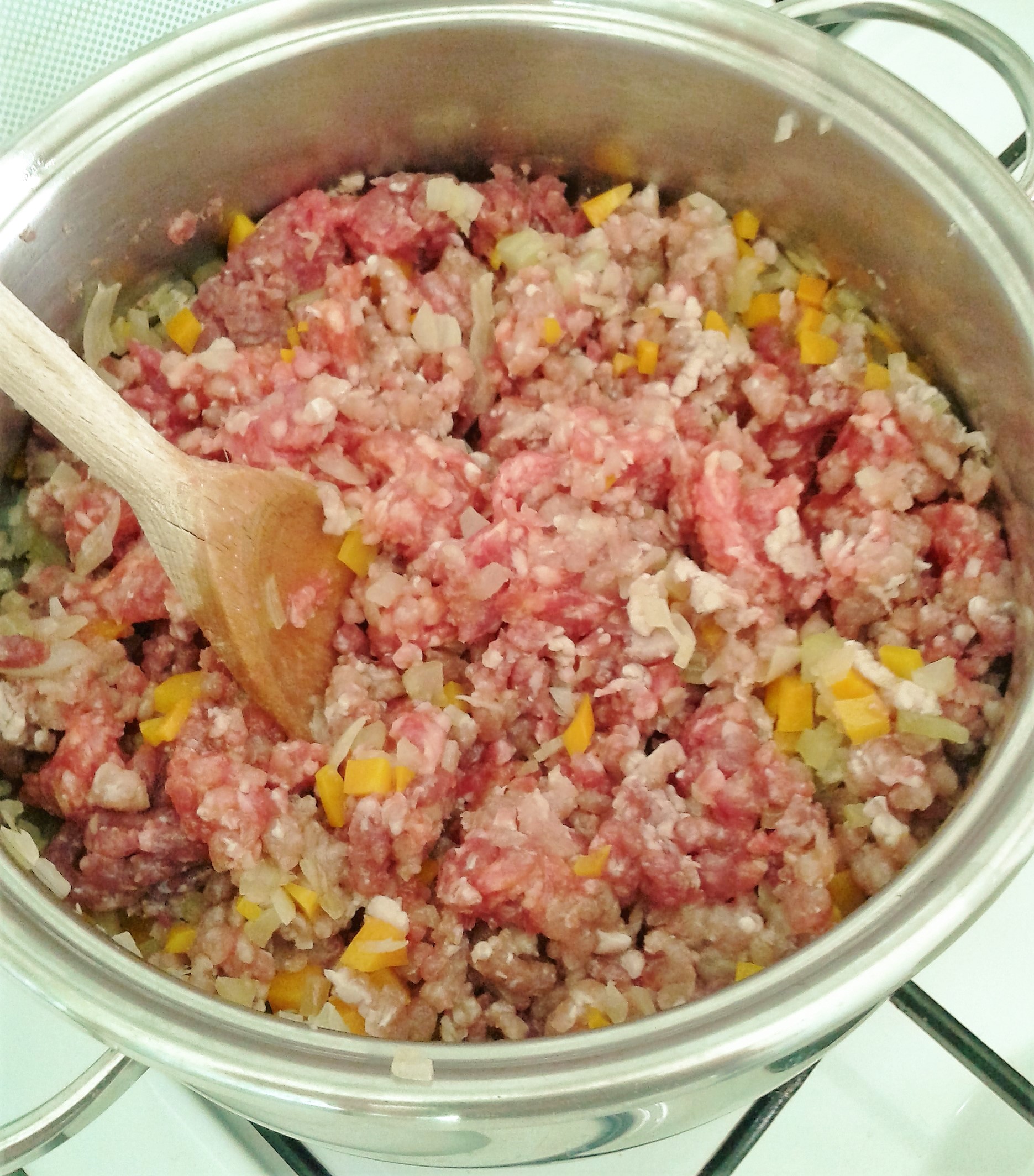 trito di carne e pancetta a inizio cottura